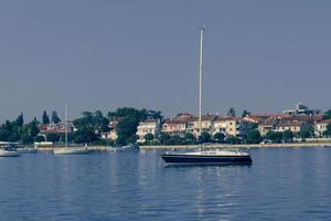 una fotografía de un barco y un yate de lujo anclados en el puerto. hermosa foto de un puerto mediterráneo