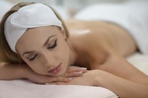 mujer recibiendo masaje de espalda en el salón de spa