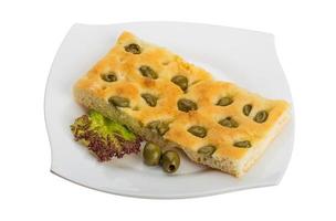 pan de oliva en el plato y fondo de madera foto