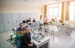 estudiantes practicando en el aula electrónica foto