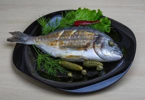 plato de dorado a la parrilla foto