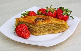 baklava en el plato y fondo de madera foto