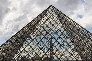 edificio del louvre el 7 de junio de 2012 en el museo del louvre, parís, francia. Con 8,5 millones de visitantes anuales, el Louvre es constantemente el museo más visitado del mundo. foto