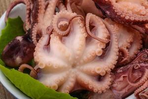 pulpo marinado sobre madera foto