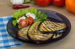 Vista del plato de berenjena a la parrilla foto