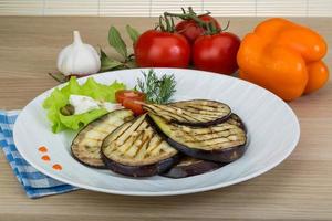 Vista del plato de berenjena a la parrilla foto