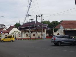 java central, indonesia. el ambiente en un barrio chino, tiendas en la ciudad de jepara que existen desde hace mucho tiempo y hay varios tipos de tiendas por aquí. foto