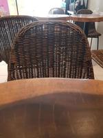 una silla de mimbre que es uno de los muebles interiores de una cafetería. foto