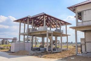 Construcción de nueva casa residencial en progreso en el desarrollo de la urbanización del sitio de construcción foto
