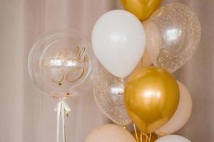 Festive helium balloons in gold and white for the 30th anniversary photo