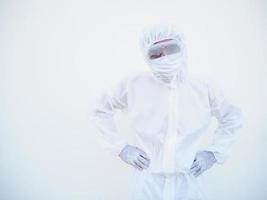 médico o científico con uniforme de suite de ppe que muestra las manos en la cintura sobre fondo blanco. coronavirus o covid-19 foto