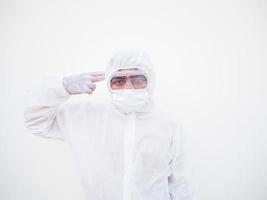 médico o científico con uniforme de suite de ppe que muestra la mano como un arma en el cerebro. coronavirus o covid-19 con ganas de fondo blanco aislado foto