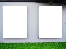 maqueta de cartelera de dos marcos en blanco sobre fondo de pared de hormigón gris. espacio para texto o diseño foto