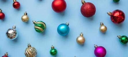 bola de navidad patrón de adorno mínimo flatlay sobre fondo azul pastel vista superior foto