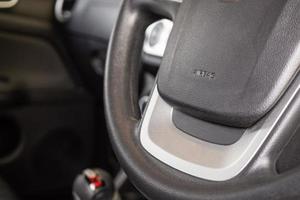 señal de airbag de seguridad en el volante del coche foto