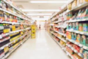 Pasillo de supermercado con producto en estantes fondo borroso foto