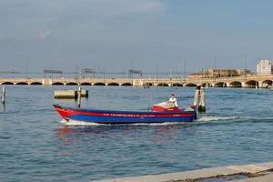 Venecia, Italia, 2014. Powerboat cerca de la vía férrea en Venecia. foto
