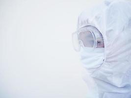 lado de la cara médico o científico en uniforme de suite ppe con espacio de copia para texto o diseño. concepto de coronavirus o covid-19 fondo blanco aislado foto