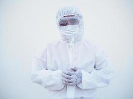 retrato de un joven médico o científico asiático con uniforme de suite ppe sosteniendo sus manos mientras mira hacia adelante. concepto de coronavirus o covid-19 fondo blanco aislado foto