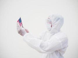 retrato de médico o científico en uniforme de suite ppe con bandera nacional de los estados unidos de américa. covid-19 concepto aislado fondo blanco foto