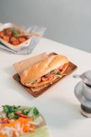 banh mi xiu mai es un popular sándwich de bola de cerdo con salsa de tomate en vietnam foto