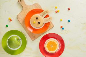 divertidos panqueques de conejito con frutas para el desayuno de los niños de Pascua foto