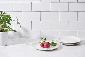 verduras frescas y utensilios para clases de cocina en mesa de madera foto