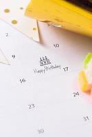 pastel de escritura en el calendario feliz cumpleaños foto