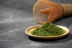 té matcha verde orgánico sobre mesa de madera, espacio de copia foto