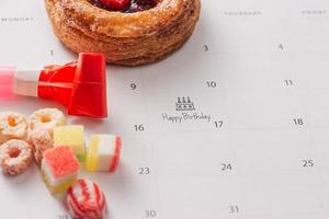 pastel de escritura en el calendario feliz cumpleaños foto