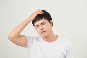 hombre asiático que sufre de dolor de cabeza, vértigo, resaca, migraña, estrés