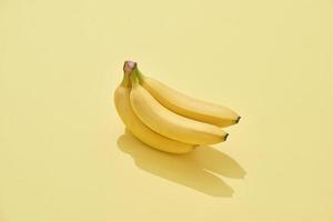 plátanos dulces en el fondo amarillo foto