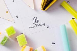 pastel de escritura en el calendario feliz cumpleaños foto