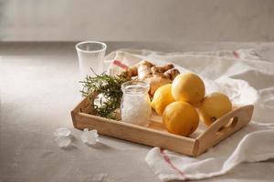 limón, jengibre, romero y azúcar de roca en cocina y cosmética foto
