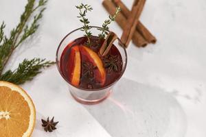 cocinar naranjas en vino tinto con especias foto