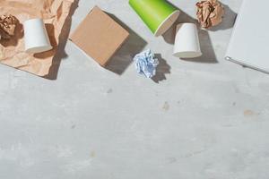 bolsa de papel de recolección de basura separada, embalaje de huevos, vaso de papel. concepto ecológico. endecha plana foto