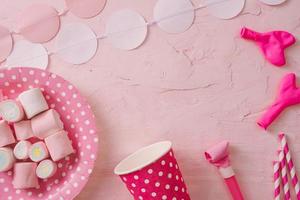 fondo de fiesta de cumpleaños con sombreros de fiesta y regalos de cumpleaños foto