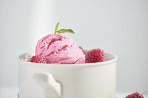postre helado de yogurt con cerezas foto