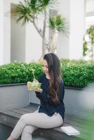 hermosa mujer sana comiendo ensalada, concepto de dieta. estilo de vida saludable. foto