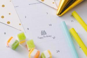 pastel de escritura en el calendario feliz cumpleaños foto