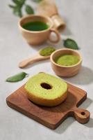 pasteles de rollo japonés matcha baumkuchen verde con matcha, enfoque selectivo foto