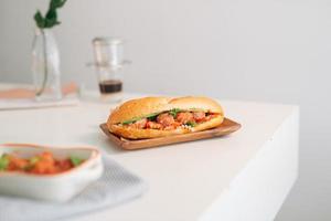 plato de desayuno vietnamita tradicional llamado banh mi xiu mai foto