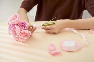 gente haciendo arte de flores de papel artesanal foto