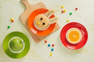 divertidos panqueques de conejito con frutas para el desayuno de los niños de Pascua foto