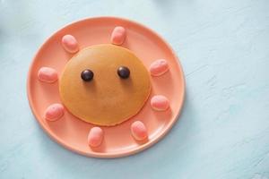 sabroso panqueque frito con cara hermosa aislada, postre dulce foto