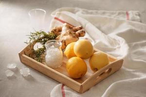 limón, jengibre, romero y azúcar de roca en cocina y cosmética foto