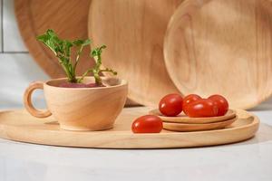 utensilios de cocina con verduras y frutas frescas sobre la mesa. Bodegón de cocina.