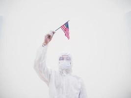 retrato de médico o científico en uniforme de suite ppe con bandera nacional de los estados unidos de américa. covid-19 concepto aislado fondo blanco foto