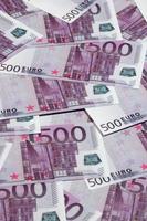 fondo de dinero que consta de billetes de quinientos euros morados repartidos por la pantalla. foto de textura simbólica de riqueza
