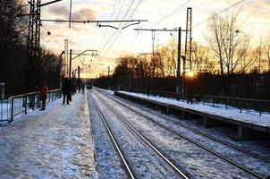 paisaje de invierno por la noche con la estación de tren foto